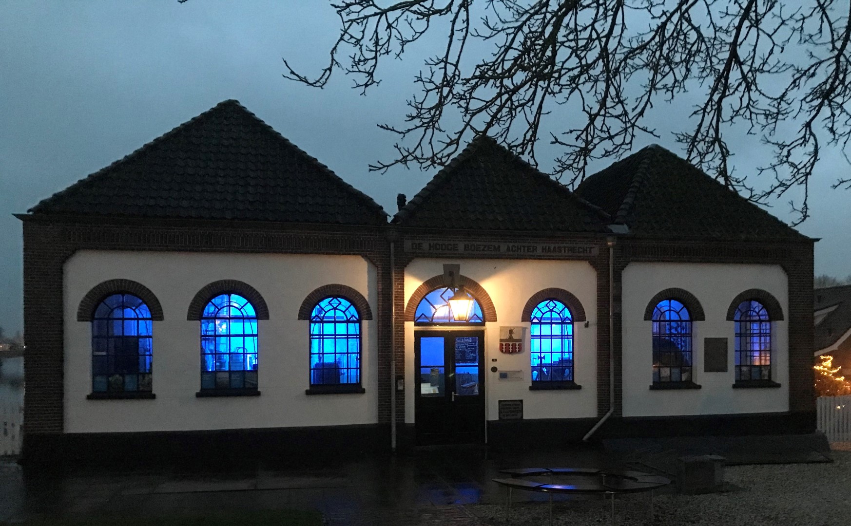 Gemaal De Hooge Boezem achter Haastrecht in blauw licht