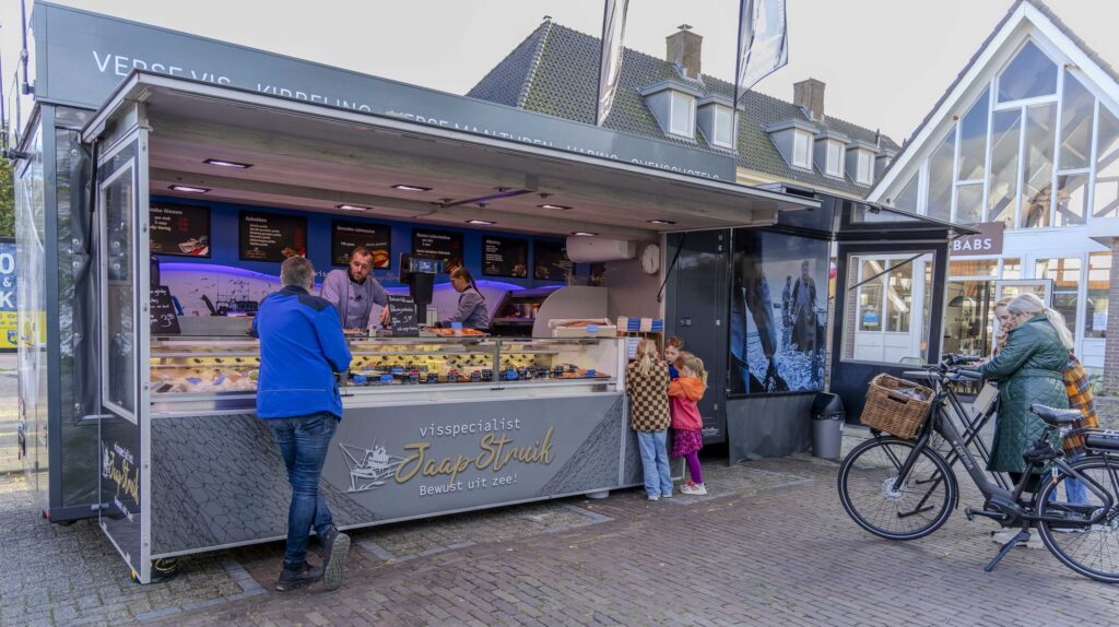Viswagen van Visspecialist Jaap Struik, wekelijks op de markt in Haastrecht