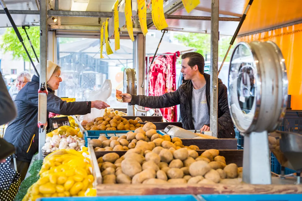 Bezoek aan de weekmarkt op de Kleine Haven in Haastrecht