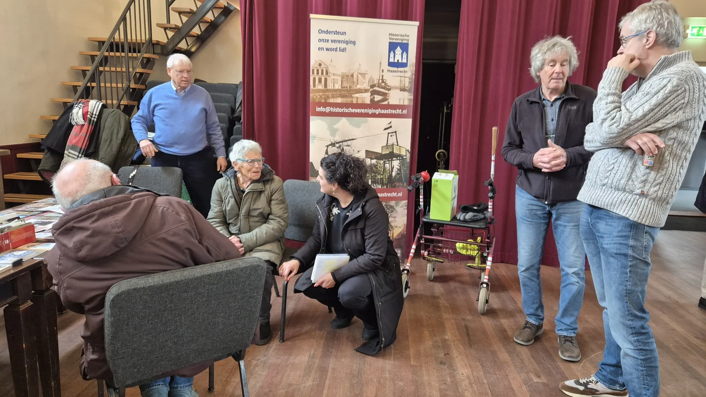 Gesprek in gezelschap tijdens het Historisch Café in Haastrecht