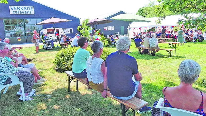 Bezoekers op bankjes in de buitenlucht tijdens De Boer Op in Haastrecht